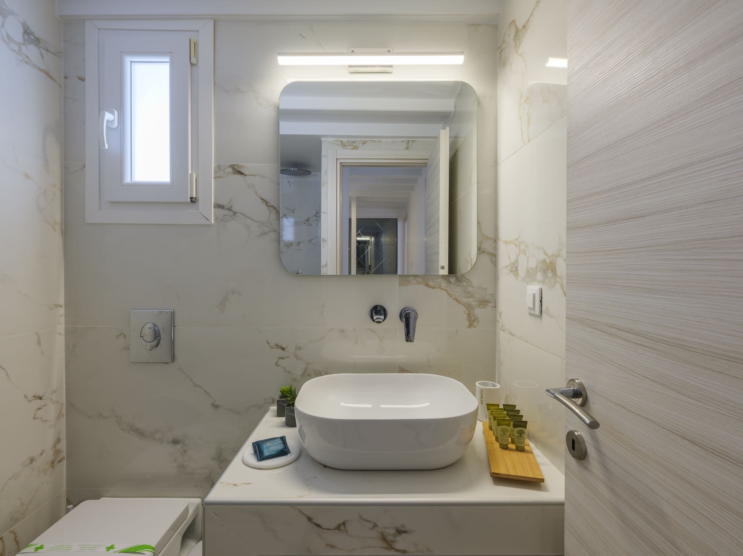 Plateia House Mykonos — Bathroom